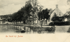 16397 Gezicht op de Vecht en de Vechtdijk met een rij loofbomen te Zuilen uit het zuidoosten; met rechts de voor- en ...